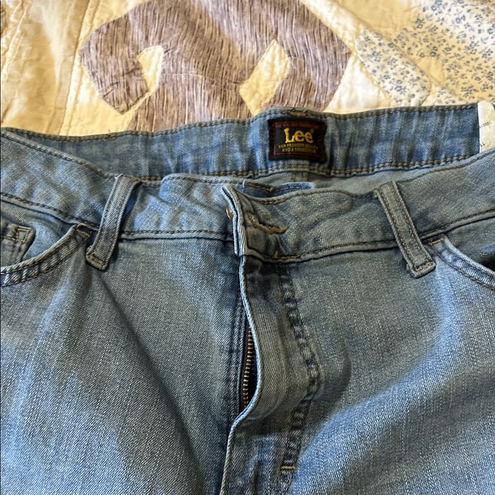 Lee women’s Light Blue Relaxed Fit capris